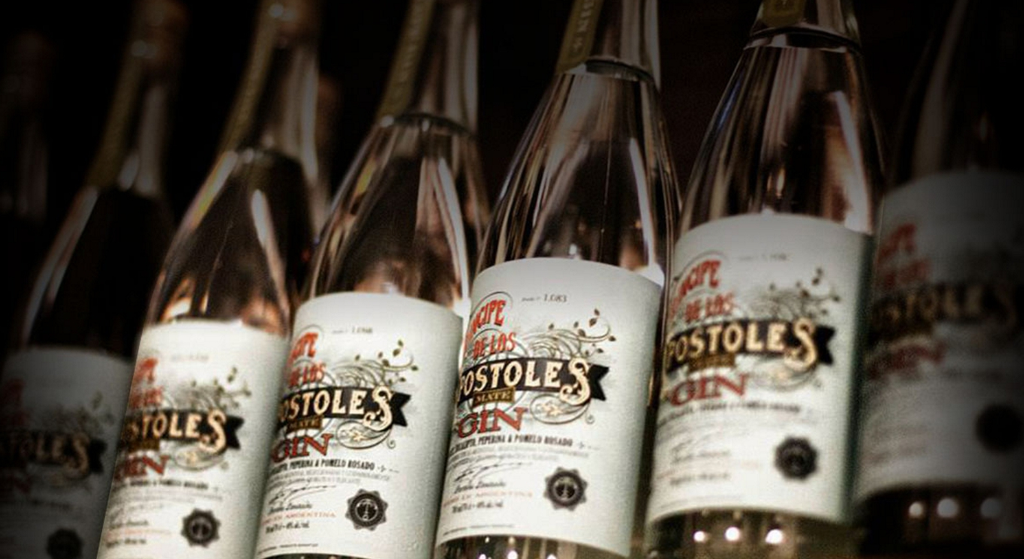 Foto von einigen Flaschen Príncipe de los Apóstoles Mate Gin